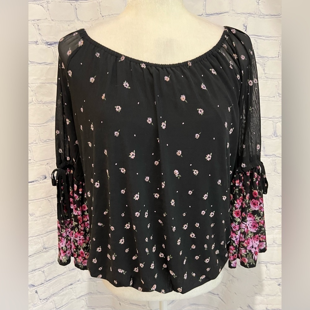 Ember floral blousy bell sleeve top blouse black and pink top size small